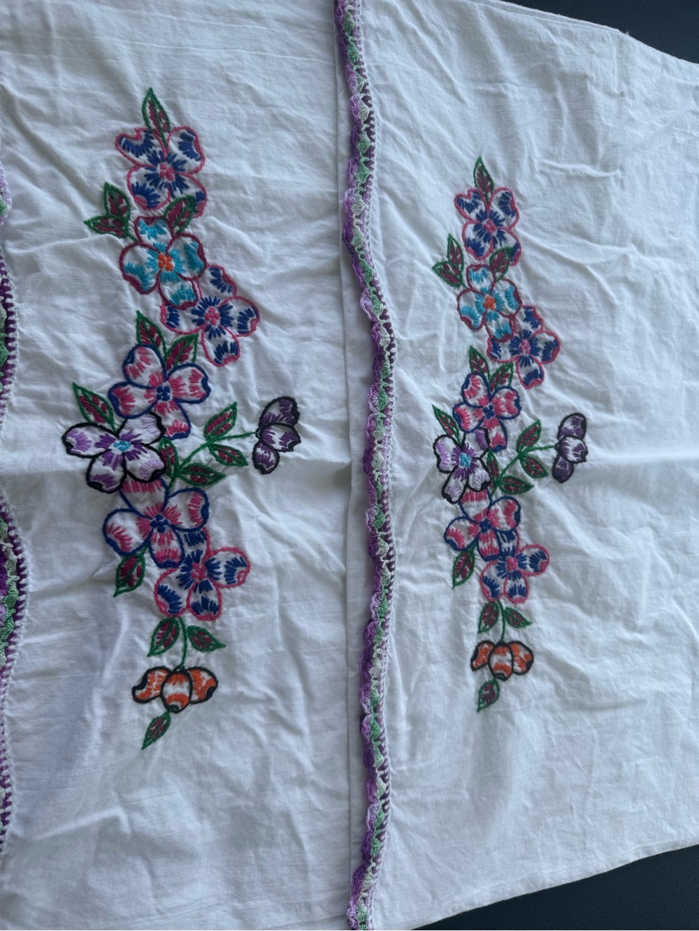 Hand-Embroidered VTG Pillowcase Set - Picture 2 of 7